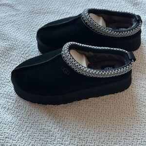 Women’s Ugg Platform Slippers - New, Never Worn